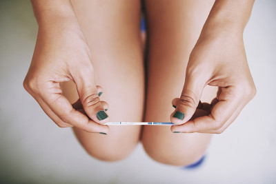 用验孕棒割女手