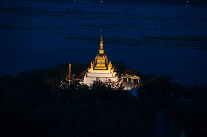 缅甸实皆山伊洛瓦底江夜景。