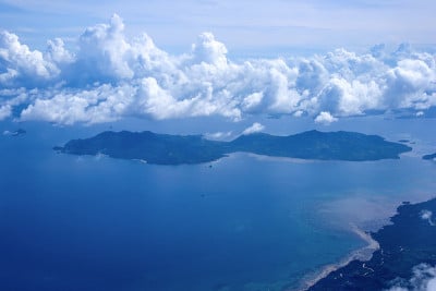 从飞机上俯瞰岛屿的美丽鸟瞰图