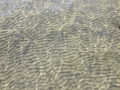 沙滩和流水，水下沙干净。
