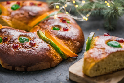 Rosca de reyes，西班牙三王蛋糕在主显节，在一个灰色的乡村桌子上