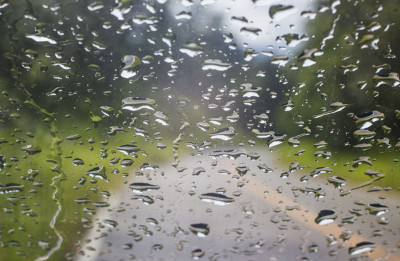 下午下雨在路上是新鲜的