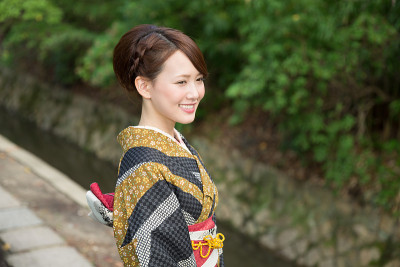 穿着传统和服的日本妇女