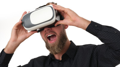 戴着VR眼镜的人在大喊。他是超级兴奋。