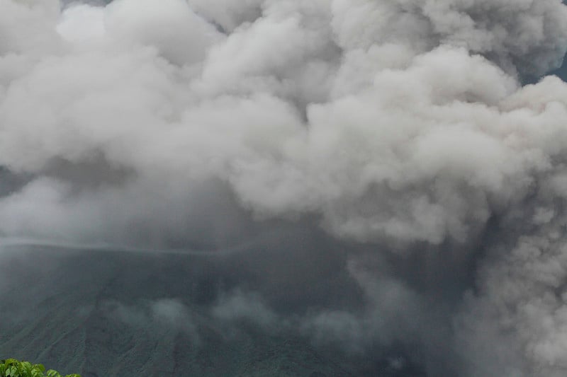 巨大的火山灰云从北苏拉威西岛的Lokon emung火山的Tompaluan火山口升起