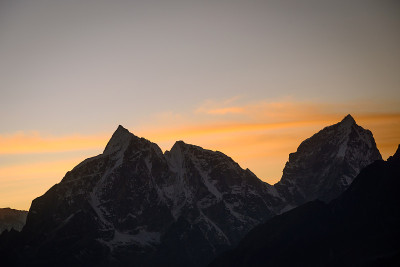 夜景岛峰基地营地，塔波切山和后面的Cholatse