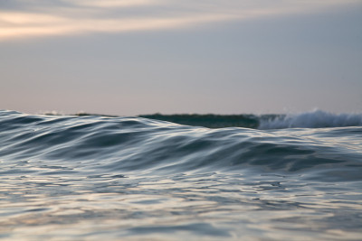 早晨的海浪在海上