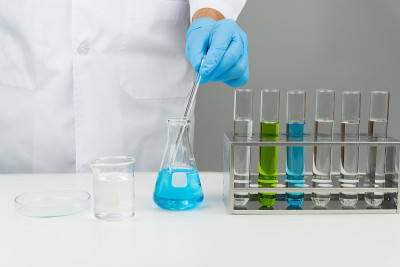 拿着玻璃搅拌棒的科学家