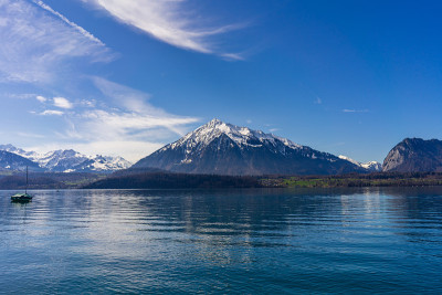 因特拉肯湖对岸的山景