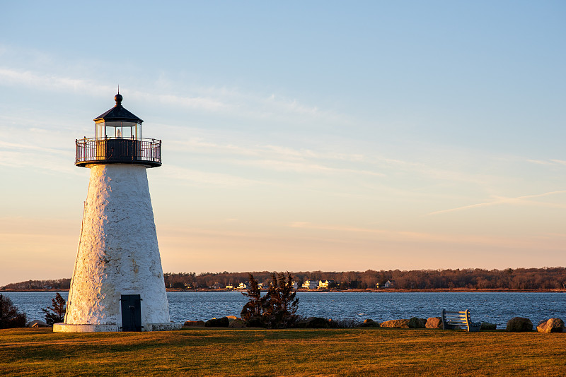 马萨诸塞州马塔波塞特(Mattapoisett)的Ned Point Light。日出时