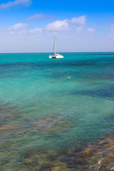 撒丁岛的海景，地中海的蓝色海水