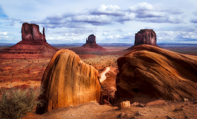Oljato-Monument Valley Navajo部落公园的许多独特的岩层，是红色沙漠的热门