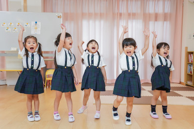 孩子们和幼儿园老师玩耍