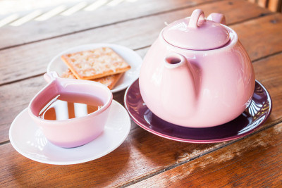 用茶壶烫一杯茶