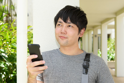 微笑的大学生