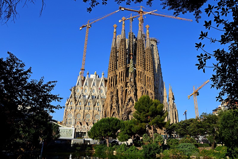 圣家大教堂。它由建筑师安东尼奥·高迪(Antonio Gaudi)设计，从1882年开始在人们的捐赠