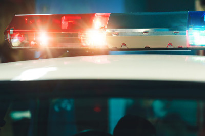 警车上有警灯和警报器。警笛在警车上闪烁，特写。紧急闪光警笛。警用信号灯隔离。晚上警车上的红色警报器。