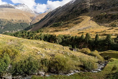 山、河、树景观自然环境。在阿尔卑斯山徒步旅行。彩色的山丘，大山。欧洲奥地利阿尔卑斯火山口的秋天。