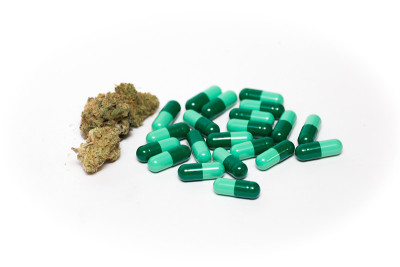 大麻花旁边的绿色药丸