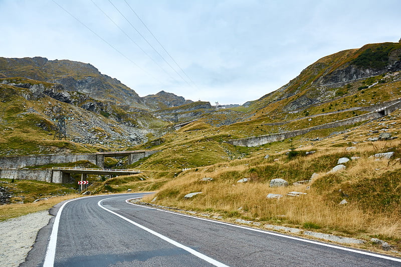 罗马尼亚山区的transagarash高速公路和山谷。观光观山路。秋天的山地景观。