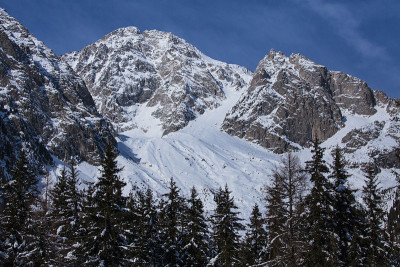 冬天，意大利泰罗尔的阿尔卑斯山被雪覆盖的山峰