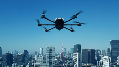 无人机在现代城市上空飞行。3 d渲染。