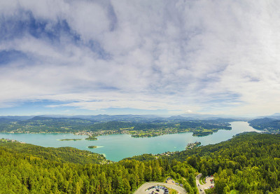 高山湖Worthersee鸟瞰图，著名的旅游景点在克拉根福，奥地利，卡林西亚