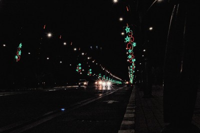 马拉喀什夜晚的路灯和汽车