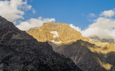 白雪覆盖的高山、高山草甸和当地的山区居民点