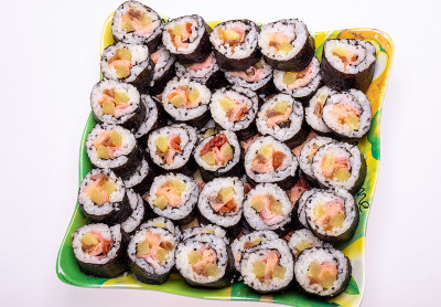 俯视图的堆叠日本寿司卷板。