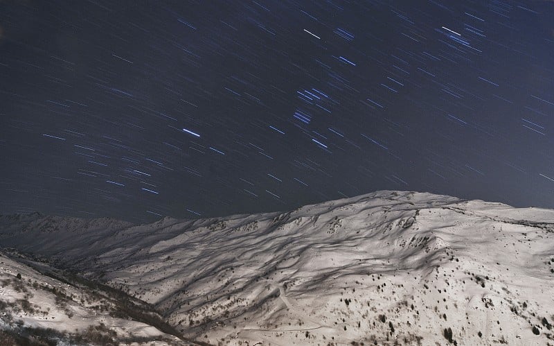 瓦尔梅尼埃山夜间星空冬季滑雪区在法国阿尔卑斯欧洲萨伏伊