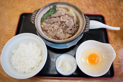 Kritanpo nabe配猪肉火锅，米饭和鸡蛋。