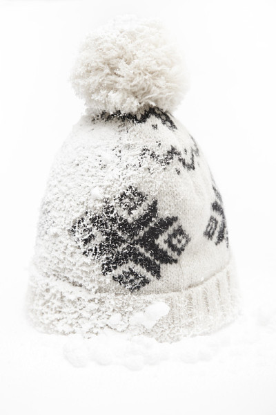 雪地里的羊毛泡泡帽