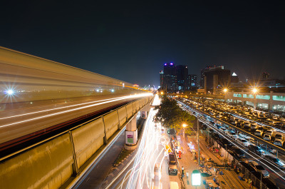 夜间的空中火车，泰国曼谷