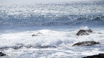 海浪拍打着岩石