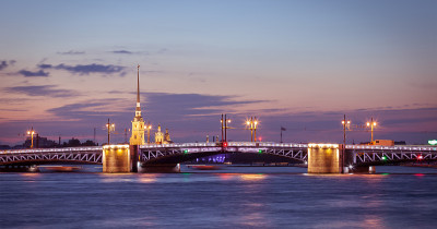 圣彼得堡夜景，宫殿桥