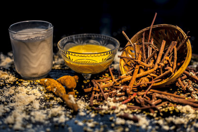 阿育吠陀血液净化器和皮肤光泽面膜，包括曼吉丝塔，绿豆，haldi/姜黄，和牛奶。水平拍摄的面具与整个
