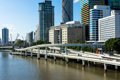 摩天大楼和现代桥路的城市景观