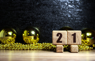 木块上的题字是2021年。新年的设计。