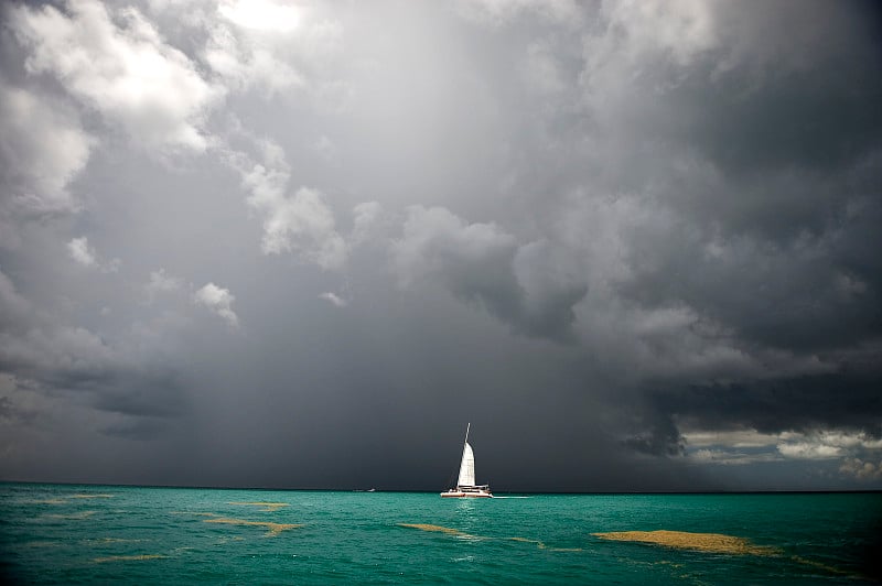 美国佛罗里达州基韦斯特，一艘双体船在暴风雨中航行