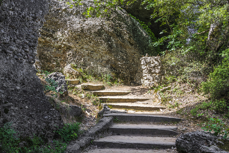 楼梯通向山顶