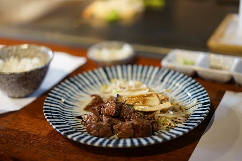 日本餐馆里的牛排