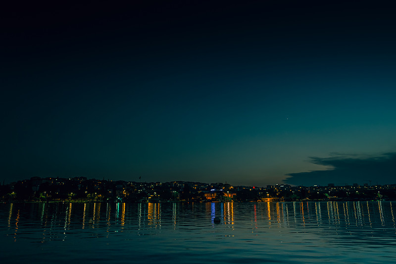 美丽的伊斯坦布尔城市夜景，碧蓝的海景，单星和晴朗的天空