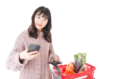 年轻女子不用现金付账