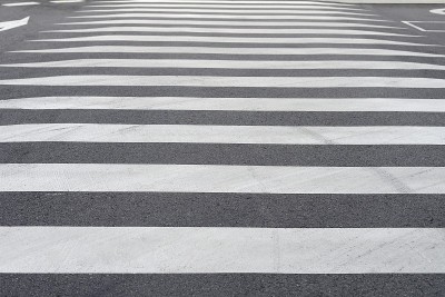 道路标志行人过马路特写