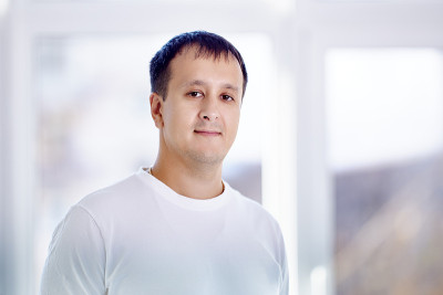 一个年轻的混血儿的肖像站在客厅里。
