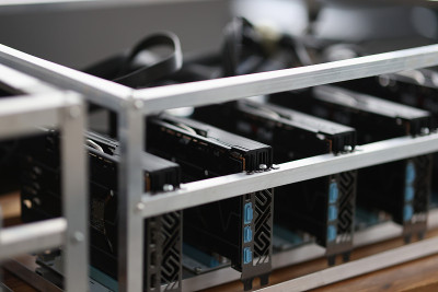 一套安装在加密货币矿场pci express插槽的立管
