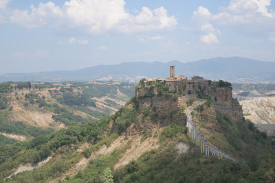 Cività di Bagnoregio村的悬崖上，拉齐奥，意大利