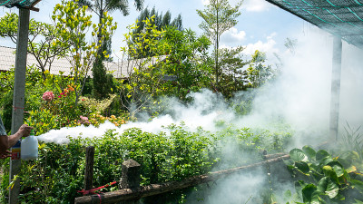 男子喷白烟驱除蚊虫叮咬