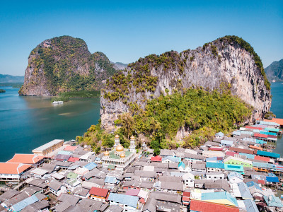 美丽的风景清真寺的大海和天空在Punyi岛的夏天，Ko Panyi或Koh Panyee，穆斯林渔村